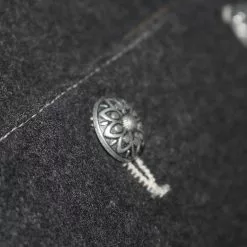 Overig Tiroler Trachten Jas Luxe (Wol-Geitenleer) -Carnavalskleding Dames Winkel tiroler trachten jas luxe wol geitenleer detail 4